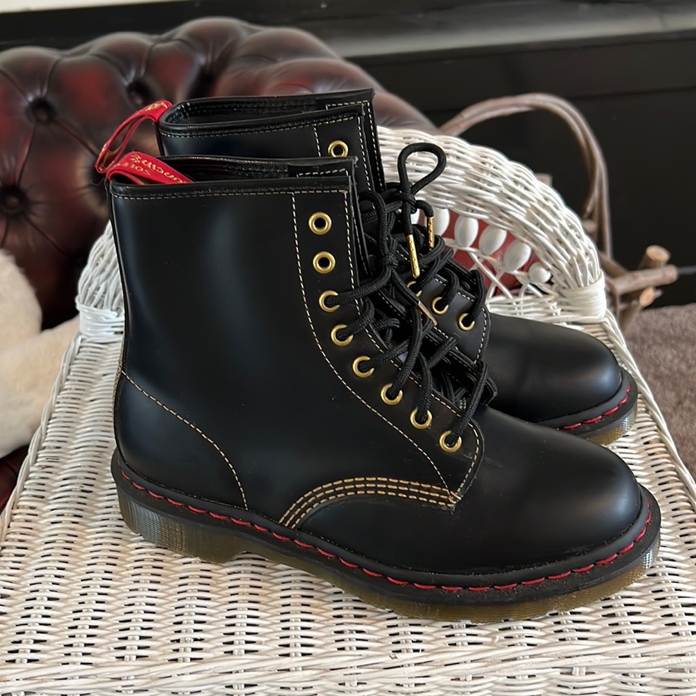 RARE BRAND NEW Year of the dog 2018 Dr. Martens